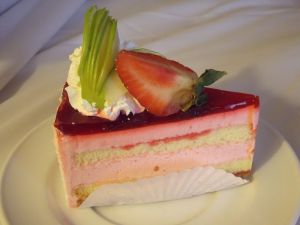 1280px-Strawberry_Cake
